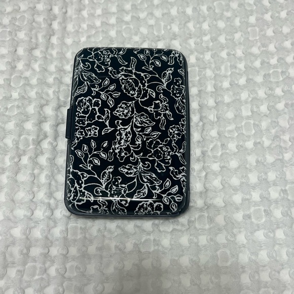 Isaac Mizrahi Black and White Floral card holder - Picture 3 of 3